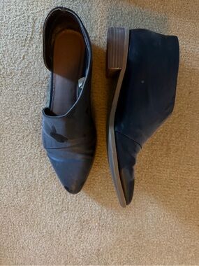 Universal Thread Black Pointed Ankle Booties